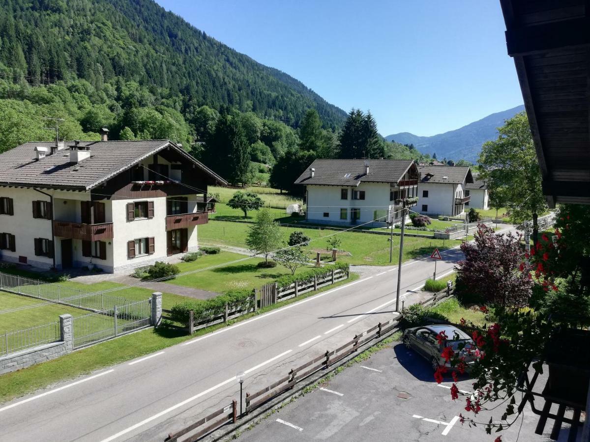 Attico Abbraccio Di Luce Appartement Spiazzo  Buitenkant foto